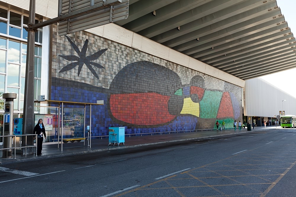米羅在 1970 年完成了在巴塞隆納機場外牆的巨大壁畫。