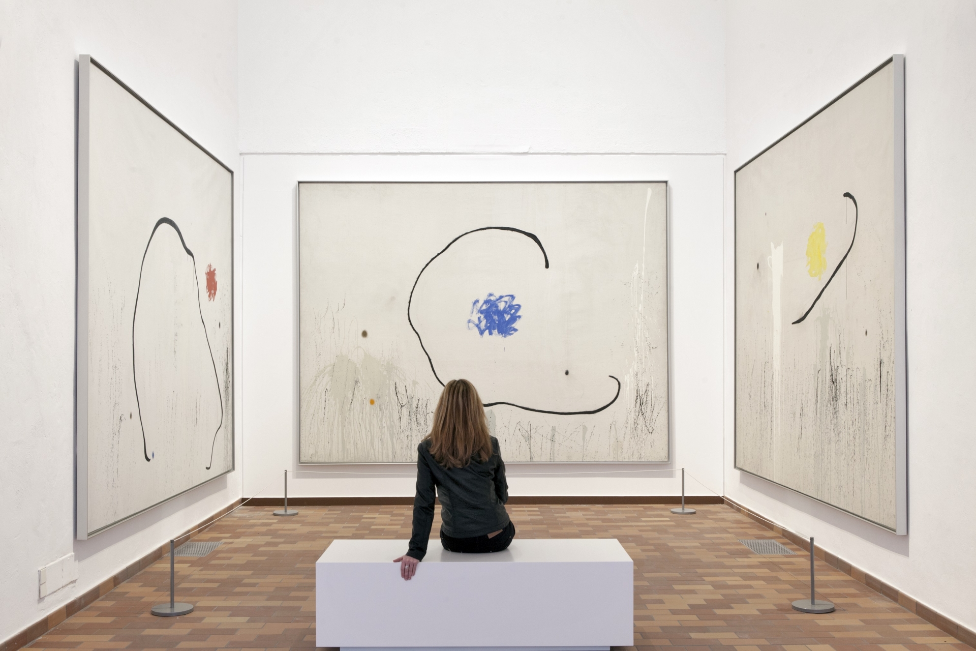 美術館以壁畫方式展出米羅的宇宙思考。
